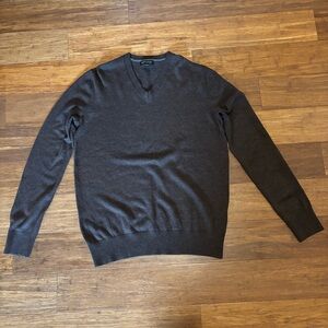 Banana Republic Men’s 100% Merino Wool V-Neck Sweater Size L